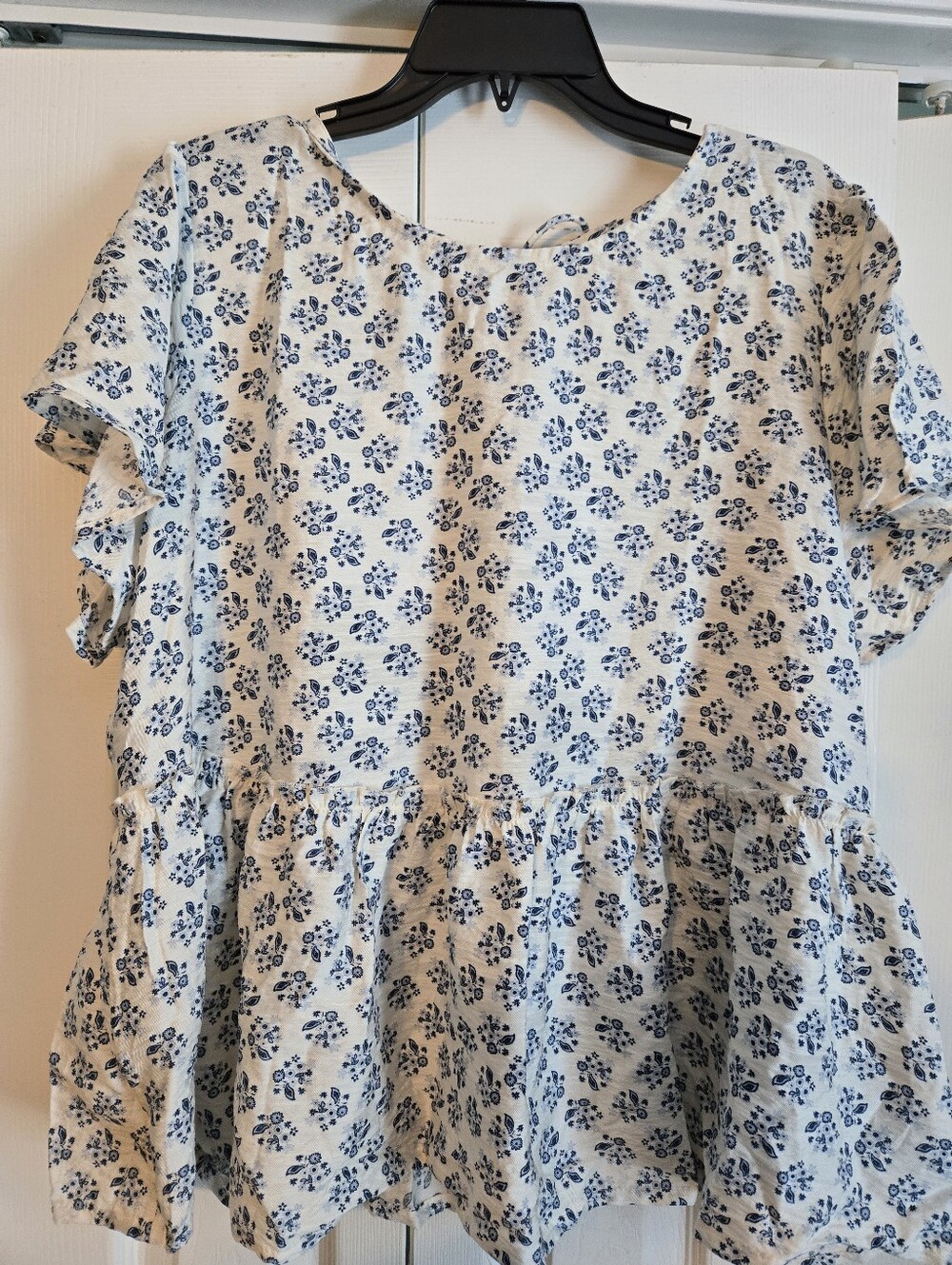 NWT Maurices Cream and Blue Floral Tie-Back Women’s Top